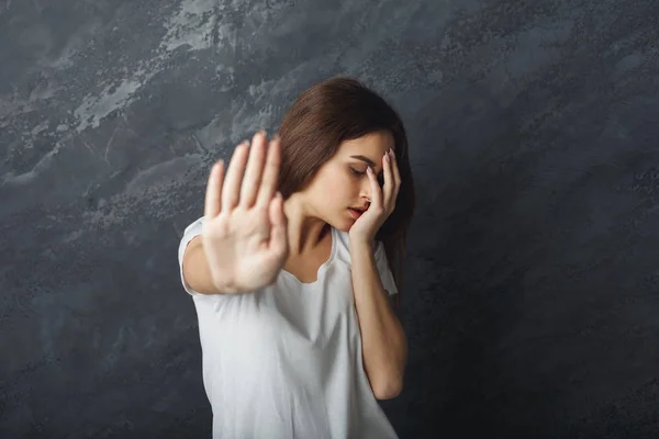 Mujer joven diciendo gracias pero no —  Fotos de Stock