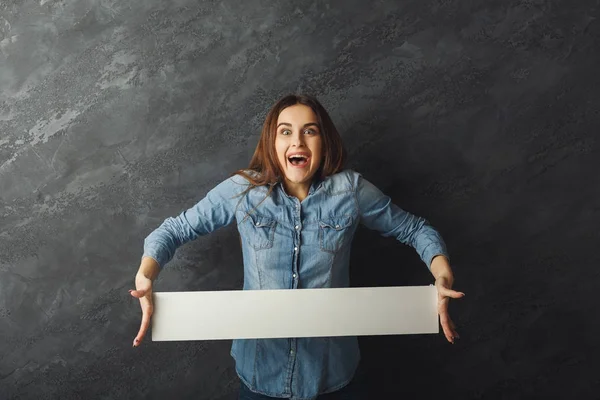 Jovem segurando banner branco em branco — Fotografia de Stock