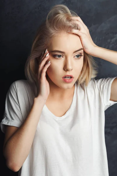 Retrato de mulher estressada emocional no fundo escuro — Fotografia de Stock