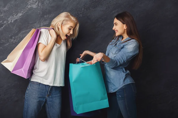 Emocionado chicas casuales con bolsas de compras — Foto de Stock