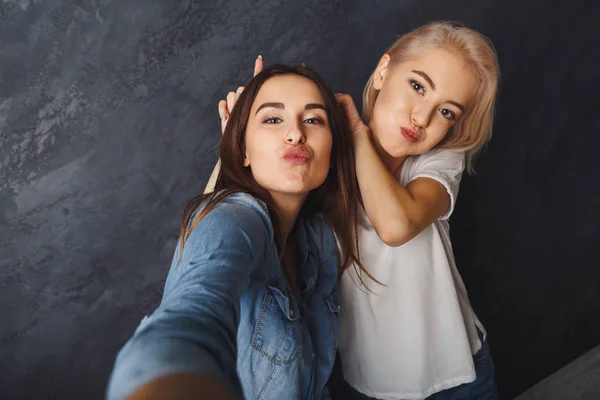 Duas amigas se divertindo no fundo do estúdio — Fotografia de Stock