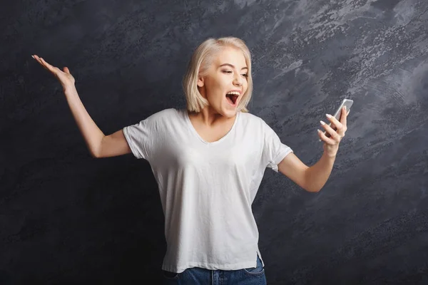 Happy girl reading good news on mobile — Stock Photo, Image