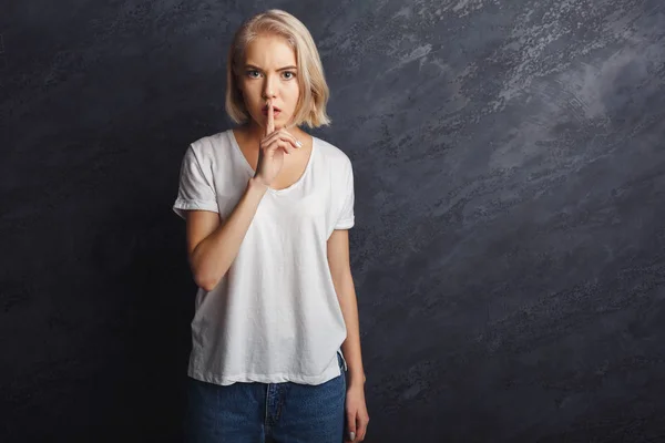 Secreto. Mujer joven poner el dedo en los labios, signo de silencio — Foto de Stock