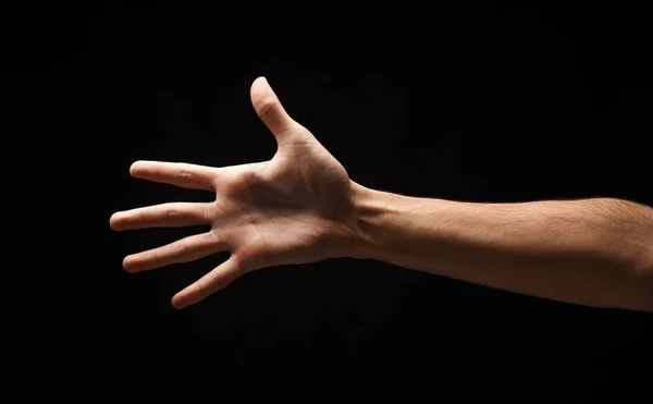 Manlig hand visar nummer fem isolerade på black — Stockfoto