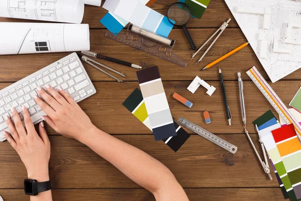 Vrouwelijke ontwerper handen te typen op het toetsenbord van de computer — Stockfoto