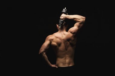 Tanınmayan adam güçlü sırt kasları closeup gösterir