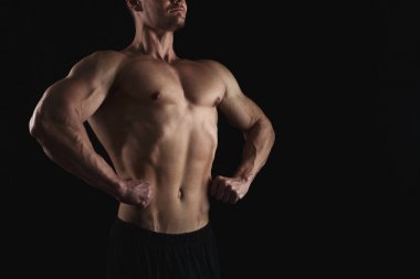 Güçlü atletik adam aidatı çıplak kas vücut