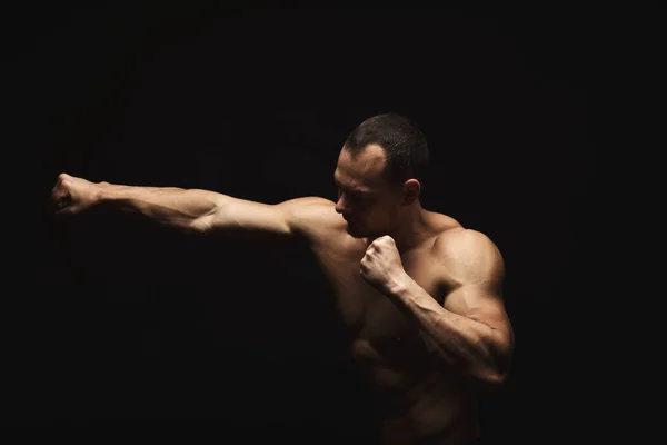 강한 운동 남자 showes 벗은 근육 질 몸 — 스톡 사진