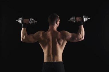 Dumbbell aidatı çıplak kas vücut ile güçlü atletik erkek