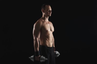 Dumbbell aidatı çıplak kas vücut ile güçlü atletik erkek