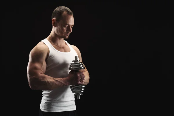 Homem atlético forte com haltere mostra corpo muscular — Fotografia de Stock