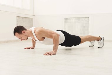 Erkek sporcu tahta yapıyor
