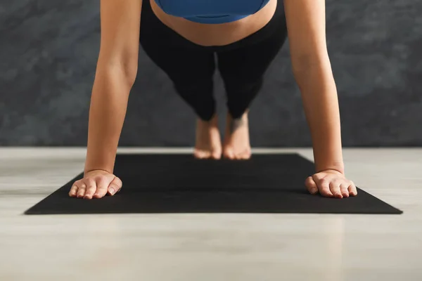 Oigenkännlig kvinna utbildning yoga i planka pose — Stockfoto