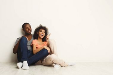 Ararken, katta oturan Afrikalı-Amerikalı Çift