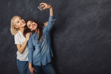İki mutlu kadın studio geçmiş vasıl selfie alarak