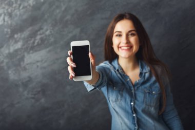 Smartphone vasıl siyah arka plan, kopya alanı ile mutlu kız