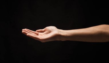 Siyah izole palmiye açık tutan adam
