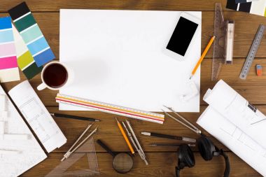 Renk örneklerini ve araçları ile dekoratör işyeri