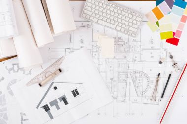 Mimari Proje, mühendislik araçları masada.