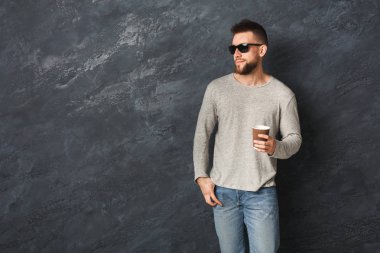 Kahve Studio ile gülümseyen yakışıklı