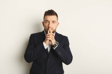 yakışıklı genç beyaz iş adamı