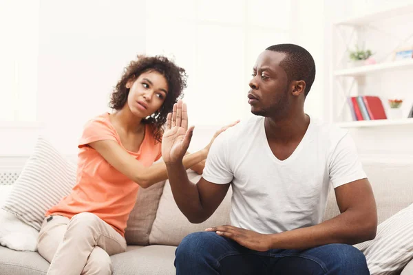 Jeune couple noir faire la paix après des querelles à la maison — Photo