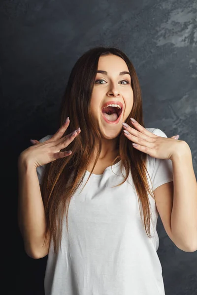 Menina feliz posando para a câmera e gritando — Fotografia de Stock