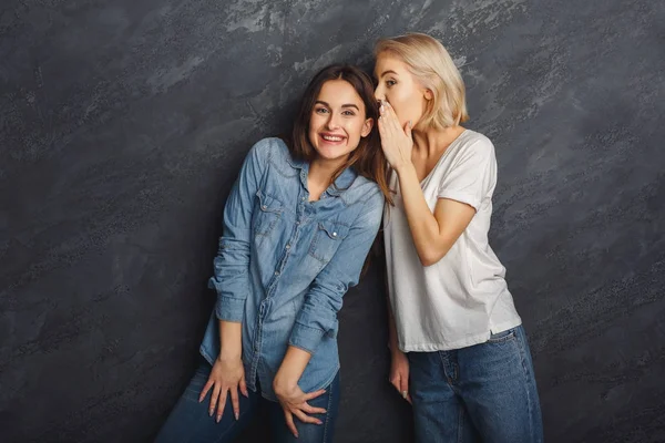 Twee vriendinnen plezier op studio achtergrond — Stockfoto