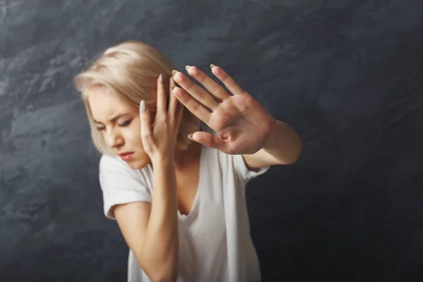 Mujer joven diciendo gracias pero no —  Fotos de Stock