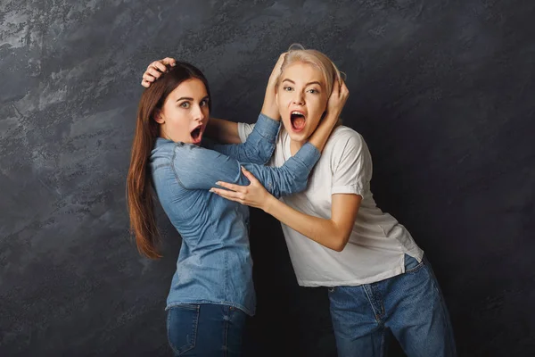 Duas amigas se divertindo no fundo do estúdio — Fotografia de Stock