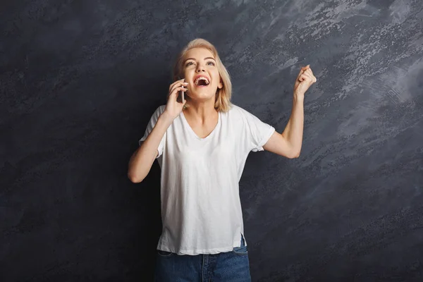 Menina feliz ouvir boas notícias no celular — Fotografia de Stock