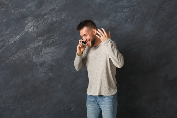 Sonriente hombre hablando en smartphone en estudio —  Fotos de Stock