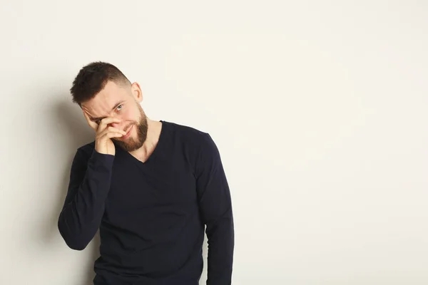 Homem emocional posando no fundo branco — Fotografia de Stock