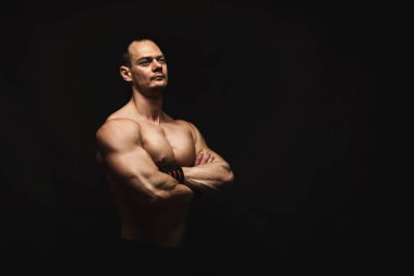 Güçlü atletik adam aidatı çıplak kas vücut