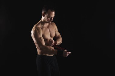 Atletik boksör boks bandaj ile el kaydırma