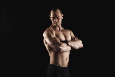 Güçlü atletik adam aidatı çıplak kas vücut