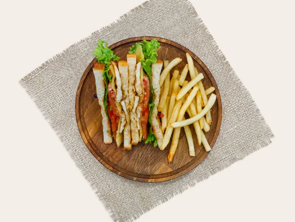 Fast-Food-Mahlzeit an der Sandwich-Bar, Pommes und Toasts auf Holzbrett isoliert in weiß — Stockfoto