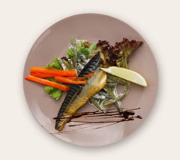 Uzená makrela se zeleninou, jídlo v restauraci, izolované na bílém — Stock fotografie