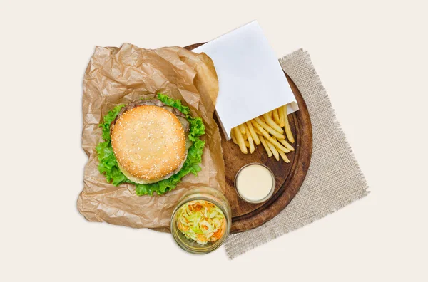 Posiłek Fast food, sandwich bar, frytki i grzanki na desce na białym tle w biały — Zdjęcie stockowe