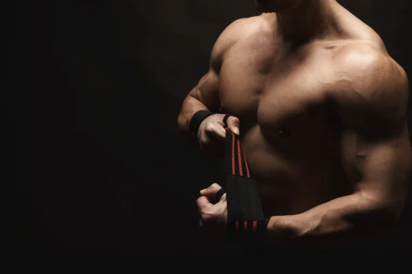 Boxeador atlético envolviendo las manos con vendaje de boxeo —  Fotos de Stock