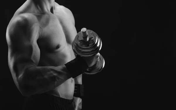 Fuerte atlético hombre con dumbbell muestra desnudo muscular cuerpo — Foto de Stock