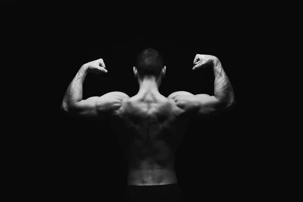 Homme méconnaissable montre des muscles du dos forts gros plan — Photo