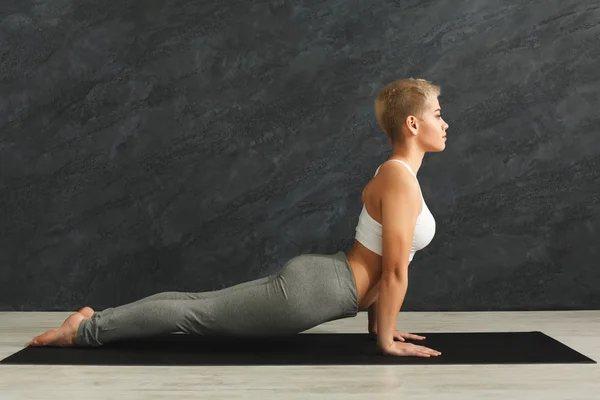 Γυναίκα εκπαίδευση yoga σε κόμπρα ενέχουν. — Φωτογραφία Αρχείου
