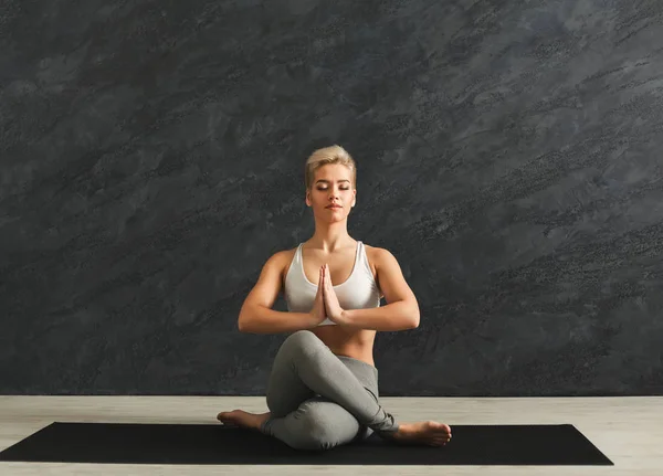 Mujer entrenando yoga en cabeza de vaca posan en gimnasio —  Fotos de Stock