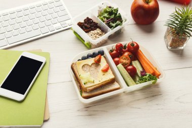Sağlıklı yemekler yemek kutularında, ofis çalışma masası