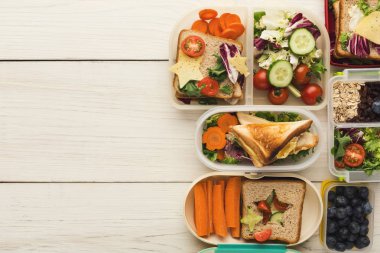 Beyaz ahşap kurullarında çeşitli kunch kutuları Üstten Görünüm