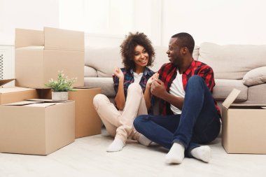 Genç balck çift/açma hareket kutuları