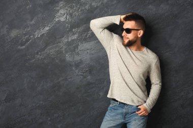 Stüdyoda poz veren yakışıklı adam.