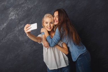 İki mutlu kadın studio geçmiş vasıl selfie alarak