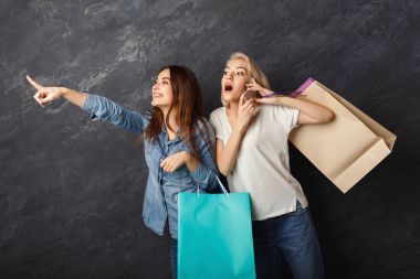 Alışveriş torbaları ile heyecanlı casual kız